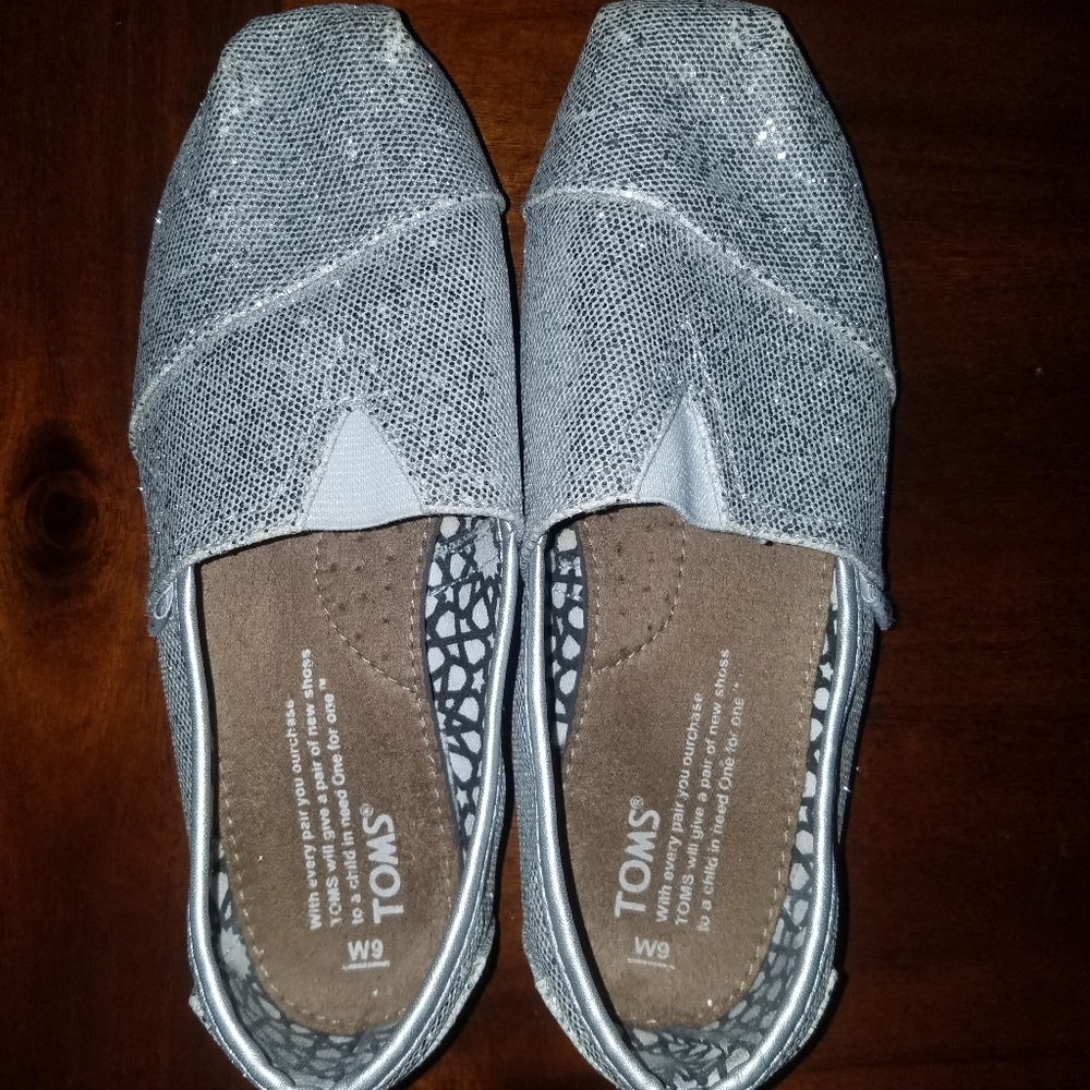 TOMS Sparkling Silver in Women’s 9 EUC